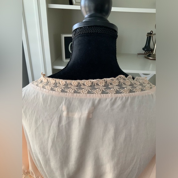 URBAN OUTFITTERS Isabella Lace Trim Satin Blouse Blush Peach Short Sleeve SZ Med - Picture 10 of 16